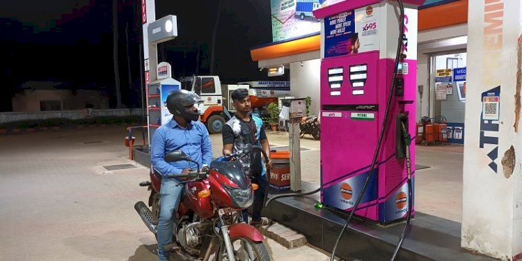 Petrol price reduced in 14 districts, Check latest rate