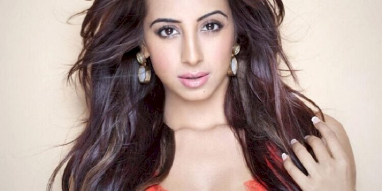 Bengaluru Cab Driver files complain against Actress Sanjana Galrani