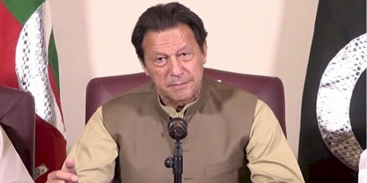 Pak govt threatens Imran Khan Arrest: supporters throng his residence