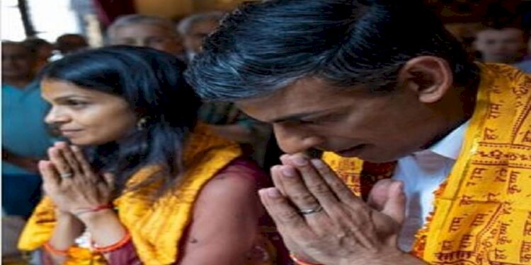 Rishi Sunak, who received the blessings of a Hindu monk after becoming the Prime Minister of Britain, has gone viral.